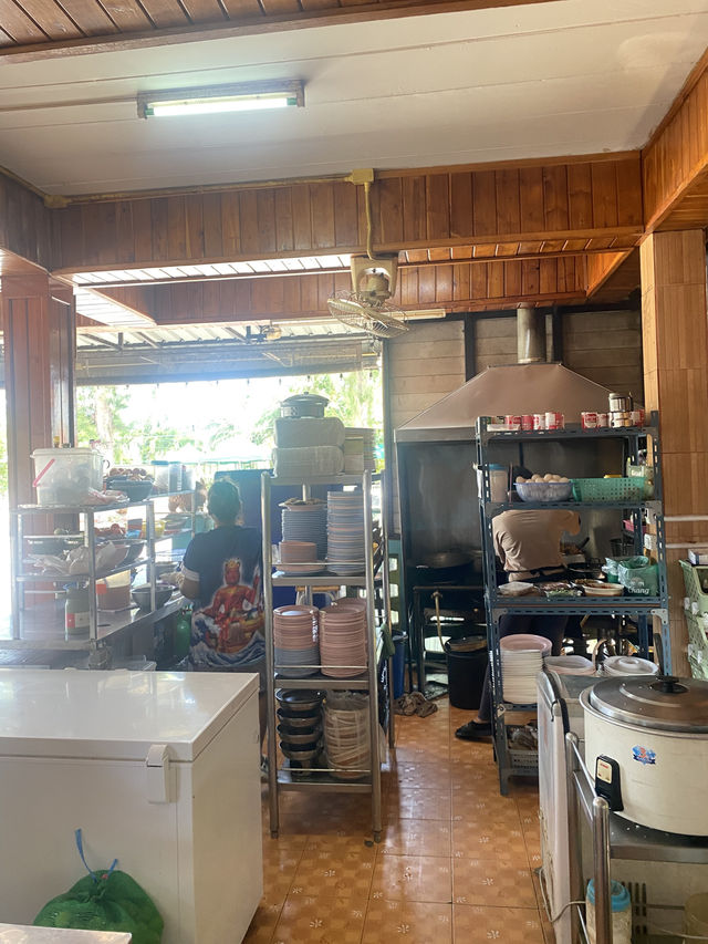 ป้อมกินแล้วรวย – ซีฟู้ดพื้นบ้านสดใหม่ ที่บางพระ