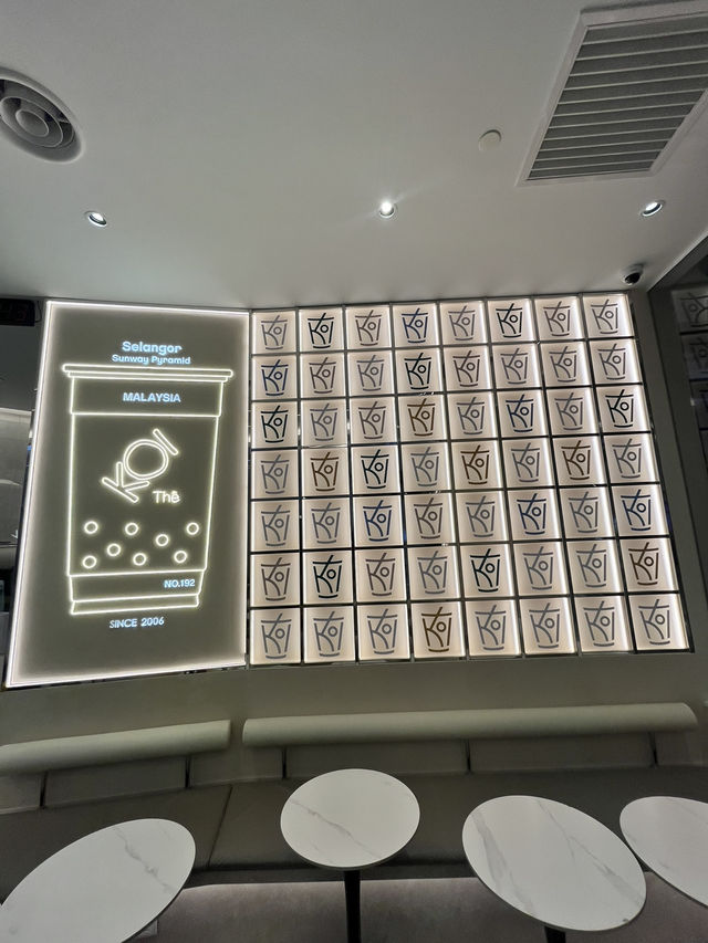 🧋 Silken Sips & Bursting Pearls — Golden Bubble Milk Tea at The Koi