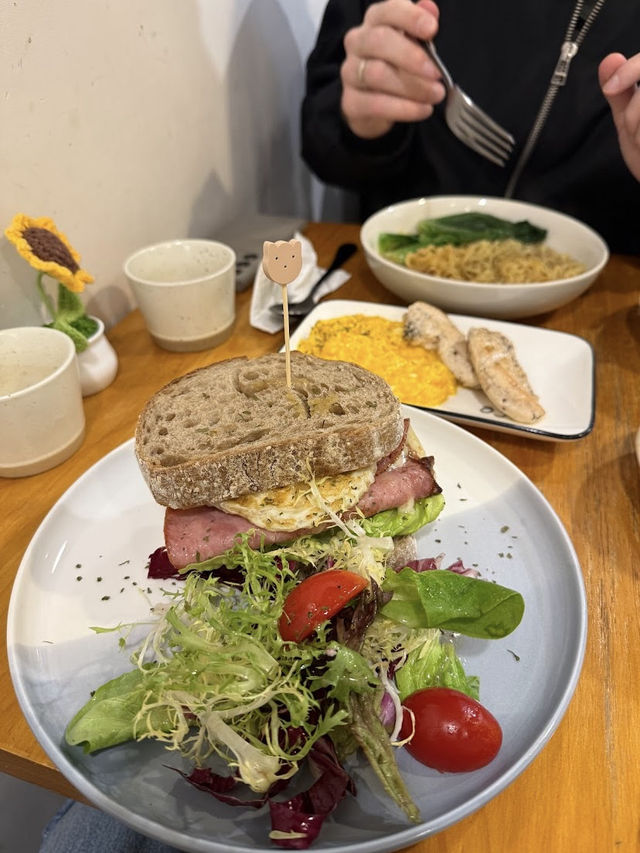 Meanwhile Coffee Hong Kong, Cozy Brews in the Heart of Sheung Wan