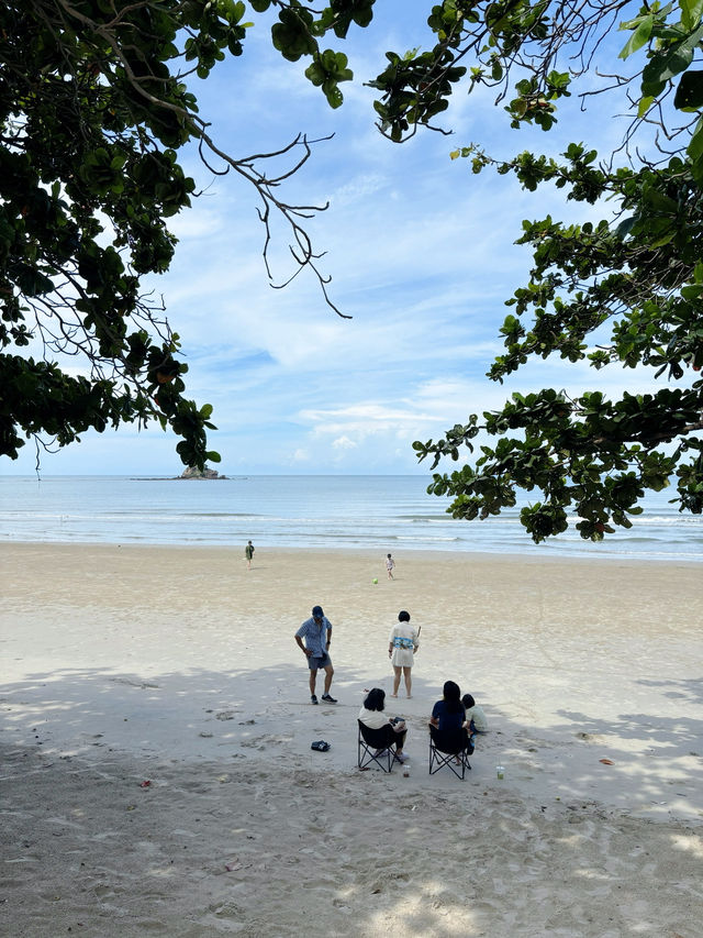 หาดทรายขาว กว้างๆ ยาวๆ ที่แหลมแม่พิมพ์ ระยอง