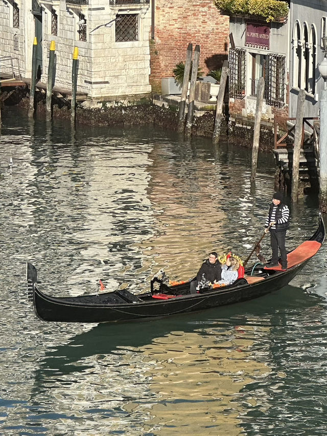 Bridges, Baritones & Back Canals: When The Gondola Sings Bridges, Baritones & Back Canals: When The Gondola Sings