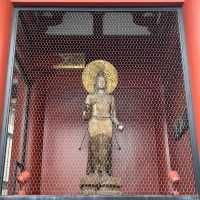 The Thunderous Welcome: Kaminarimon Gate at Sensō-ji 🎇
