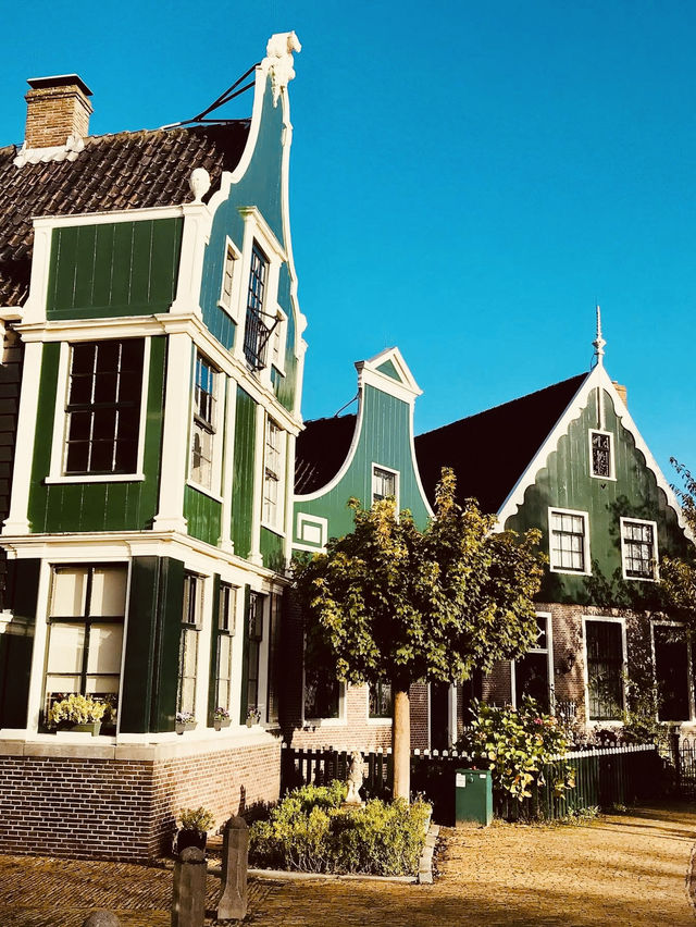A Windmill Wonderland: My Solo Day Trip to Zaanse Schans 