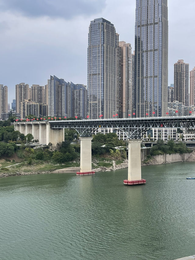 🏙️✨ “ฉงชิ่ง” (重庆) เมืองภูเขาที่ไม่เคยหลับ 🌉🔥