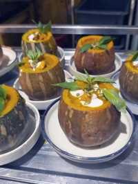 最迷人之處在於「中式手法與越南食材的結合」。餐廳主廚擅長將中國料理的細膩刀工與火候,融入越南獨特的香料與新鮮海產。像是以八角、花椒提味的燒肉,搭配當地爽脆的香草與米紙;或是以越南香茅、魚露入菜的清蒸魚