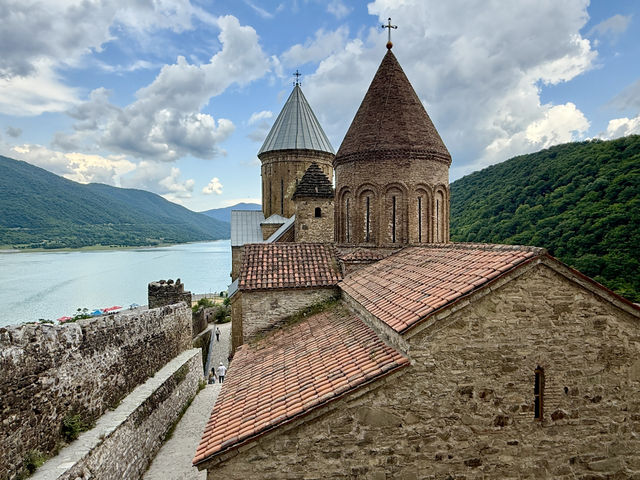 🏰✨ Ananuri Castle: A Fairytale by the Aragvi River ✨🏰