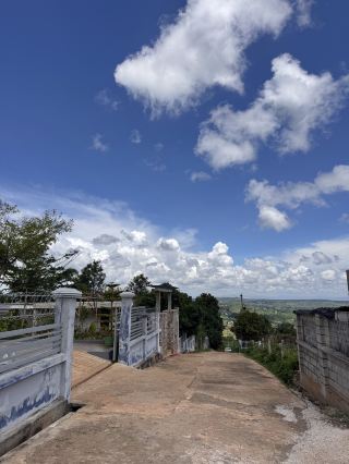 Pyin Oo Lwin really has a slow-life aesthetic, understated and very chill. It's not as bustling as Mandalay, but it has more of a serene, comfortable atmosphere. Staying at the WinTER FARM hotel felt very relaxing, really felt like "escaping from the world". The itinerary also includes My Tree, ThihaBurma, and maymyo coffee, each bringing out a different Burmese style; eat TU TU Burmese rice plus Onepiece barbecue, the taste is surprising, with the cool air of the eyebrows, the feeling is really a plus!

🗺️ Attractions & Food Inventory:
May Myo Cafe
📍Address: Block 7 Near UAB Bank Hotel Hnin Si Khaing, Bin Ulun 100201 Myanmar
The environment is comfortable, perfect for sitting down and enjoying a cup of coffee and handmade desserts. I tried their signature coffee, it was fragrant and smooth. The cafe space has a western retro feel, some of the staff are very nice, recommended to sit near the window, can look at the street outside to enjoy an afternoon.

Winter Farm Hotel
Located on the outskirts of the city and surrounded by greenery, it is healing both in room view and in public spaces. After staying for a few nights, I felt particularly quiet. I came back in the morning for a cup of hot milk tea and felt the natural freshness of my eyebrows.

My Tree & ThihaBurma & coffee Couple
Both of these small shops have a local niche style, My Tree has some Fusion snacks and specialty drinks, ThihaBurma mainly Burmese barista won more awards
Coffee Couple is relatively far away and is famous for its coffee, but it is not recommended to eat their cake.

TU TU Burmese rice
Focusing on Burmese family dishes, white rice with a variety of sauces, especially fish soup, curry chicken, very rice, taste very authentic.
Aung Thiri is a famous local restaurant with cheap prices and the most famous catfish soup.

Onepiece BBQ
Dinner time is perfect, street feel, a wide variety of skewers, beef skewers, chicken skewers, spicy vegetables are worth a try. Barbecue with ice beer, complete relaxation mode.

✨Itinerary Tips
1. Mei Mi is safe, not afraid to go out at night, but it is recommended to return to the hotel early, some snack bars close at 8 or 9 o'clock.  
2. Cafe & restaurants usually do not accept credit cards, remember to exchange enough cash, consumption is not expensive.  
3. The hotel environment is quieter, you can get up in the morning to walk around and feel the local morning market and flower gardens.

🚗Transportation guide
The city of Meimei is not big, so it is enough to walk, or take a tuk tuk to visit the main attractions. One way direct access Convenient and comfortable.

🍽️ Food recommendations
- May Myo Cafe signature coffee + coconut cake
- TU TU family-style Burmese rice, Aung Thiri’s famous catfish soup
- Onepiece beef skewers, vegetable barbecue with beer

📌Practical tips
The weather is cool, the temperature difference between morning and evening is large, and I wear a multi-layered jacket at night; there are not many people queuing up at the cafe/restaurant, so I should bring a book to enjoy the lazy time.

#Mei Mi Slow Life #Myanmar Food #Cafe Photo #Travel Tips #Mei Mi Accommodation