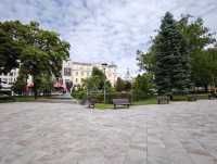 城市靈魂的一角，綠意與藝術共存的街頭花園#水晶花園（Crystal Garden）-Sofia Bulgaria