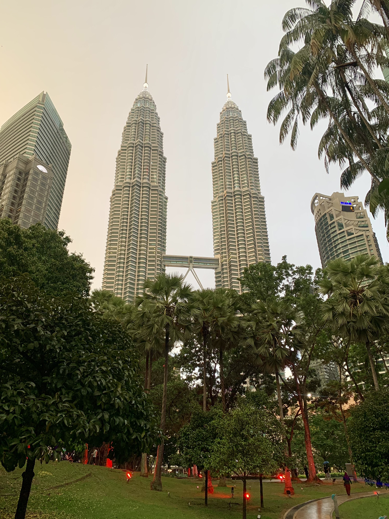 Merencanakan perjalanan ke Kuala Lumpur? Kota ini adalah perpaduan antara gedung pencakar langit futuristik, jalanan bersejarah, dan makanan yang memanjakan jiwa. Berikut adalah cara saya memaksimalkan 3 hari di KL – dan beberapa tips yang saya harap saya tahu sebelumnya!

🏙️ Hari 1: Ikon yang Wajib Dikunjungi
- Mulailah di Menara Kembar Petronas: datanglah lebih awal (sebelum jam 9 pagi) untuk mendapatkan foto yang sempurna. Saya memesan tiket melalui Ctrip dan melewati antrean!
- Taman KLCC adalah tempat pelarian yang damai dengan air mancur dan pemandangan cakrawala - jangan lewatkan spot foto di dekat Symphony Lake.
- Suria KLCC sempurna untuk makan siang atau belanja oleh-oleh.
- SkyDeck Menara KL memberikan pemandangan 360° kota yang tak tertandingi (datanglah tepat sebelum matahari terbenam).
- Pada malam hari, pergilah ke Bukit Bintang. Jalan Alor adalah surga bagi pecinta makanan jalanan. Saya mencicipi ikan pari bakar terbaik di sini hanya dengan RM20!

🕌 Hari 2: Budaya & Kuil
- Pagi: Batu Caves tidak hanya fotogenik - tempat ini juga spiritual. Tangga pelangi dan patung emasnya sangat ikonik. Tips: kenakan pakaian yang sopan dan bawa air!
- Siang: Jelajahi warisan di Museum Seni Islam – tempat ini tenang, ber-AC, dan dikurasi dengan indah.
- Berjalanlah ke Dataran Merdeka dan jelajahi bangunan kolonial di sekitarnya serta Gedung Sultan Abdul Samad.
- Akhiri hari Anda di Kuil Thean Hou - arsitekturnya sangat indah, terutama saat matahari terbenam. Ini adalah salah satu permata tersembunyi di KL.

🌿 Hari 3: Kehidupan Lokal + Suasana Santai
- Pagi: Jelajahi Kampung Baru, sebuah desa menawan yang dikelilingi gedung pencakar langit. Nikmati sarapan nasi lemak dari warung pinggir jalan.
- Siang: Jelajahi jalur kanopi di KL Forest Eco Park - sepotong hutan di tengah kota!
- Malam: Rayakan perjalanan Anda di Heli Lounge Bar. Ini adalah helipad yang berubah menjadi bar atap. Pemandangan? Luar biasa. Koktail? Layak dicoba.

🧳 Tips Perjalanan Cepat:
- Gunakan Grab atau LRT untuk perjalanan yang mudah dan ramah anggaran.
- Cuaca panas & lembap sepanjang tahun - bawa pakaian ringan, tabir surya, dan payung lipat.
- Anggaran: RM150–250/hari
- Spot Foto Terbaik: SkyDeck Menara KL, Heli Lounge, Batu Caves
- Makanan yang Harus Dicoba: Roti canai, nasi lemak, ikan pari bakar, Milo ais!

✨Kuala Lumpur mengejutkan saya dengan betapa mudahnya untuk dijelajahi dan betapa ramahnya penduduk lokal. Apakah Anda menyukai kuil, pemandangan kota, atau berburu makanan - KL memberikan segalanya.