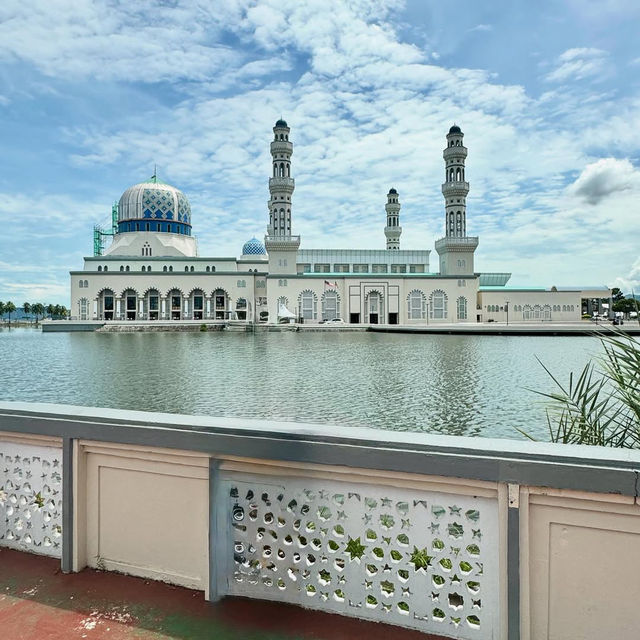 Tranquil Reflections at Masjid Bandaraya, Kota Kinabalu Tranquil Reflections at Masjid Bandaraya, Kota Kinabalu