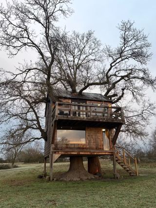 #uktrip

ฟาร์มโคลแมนส์ - ใช้เวลาเดินทางจากสแตรทฟอร์ดประมาณหนึ่งชั่วโมงกว่าๆ! ต้นโอ๊กมีอายุมากกว่า 500 ปี และบ้านต้นไม้เองก็มีอายุมากกว่า 100 ปี — เป็นประสบการณ์ที่มหัศจรรย์อย่างแท้จริง ในตอนกลางวัน คุณสามารถเห็นกวางเดินเล่นอยู่ใกล้ๆ จากภายในบ้านต้นไม้ และในตอนกลางคืน สัตว์เล็กๆ จะมาดื่มน้ำจากบ่อ หากคุณรู้สึกเบื่อ คุณสามารถไปที่ฟาร์มเพื่อให้อาหารลูกแกะหรือไปเดินป่าได้ เราโชคดีมากที่ได้เห็นพระอาทิตย์ขึ้นที่สวยงาม!

เราพักอยู่ที่นี่ 3 วัน 2 คืน ราคาคืนละ 250 ปอนด์ และรวมค่าบริการทั้งหมด 550 ปอนด์ เช็คอินเวลา 15.00 น. และเช็คเอาท์เวลา 11.00 น. โปรดตรวจสอบเวลาให้ดี เพราะทุกอย่างเป็นการเช็คอินและเช็คเอาท์ด้วยตนเอง หากคุณต้องการทานหม้อไฟ โปรดนำหม้อของคุณมาเอง — ไม่มีไมโครเวฟหรือเตาอบในบ้านต้นไม้ (ดูหน้า 3)

🚗 จาก Stratford นั่งรถไฟสาย Central Line ไปลงสถานี Epping จากนั้นต่อแท็กซี่หรือรถประจำทางไปยัง Colemans Farm (แนะนำให้ใช้แท็กซี่)

🌳 นอกจากนี้ยังมีกิจกรรมที่น่าสนใจในบริเวณใกล้เคียง เช่น การเดินป่าไปยังโบสถ์ไม้ที่เก่าแก่ที่สุดในโลก หรือการเยี่ยมชมบังเกอร์สมัยสงครามเย็น