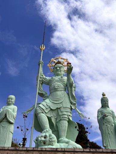 迫力満点！日本一大きい毘沙門天】 珍しい貧乏神も祀られている | Trip