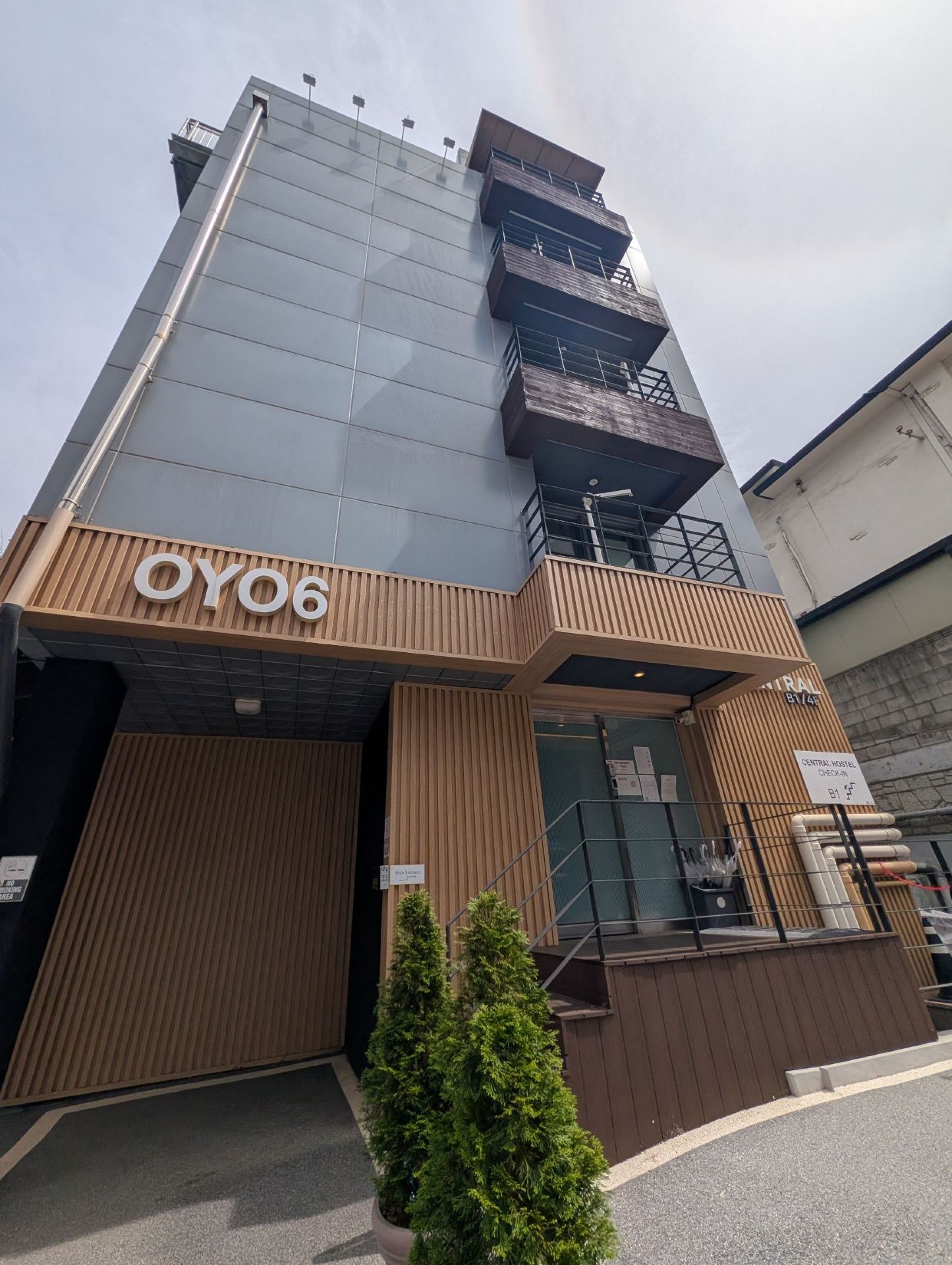 🏠OYO Myeongdong 6 Hostel
· Sunday night double room: NT$1,651

· Location & Transit
👍Prime location: Under a 5-minute walk from Myeongdong Station Exit 3. Very convenient for shopping and exploring.
It manages to avoid the noise of the main tourist hub.

👣Heads up: There’s a slight incline at the street corner and about 4 steps leading into the building, so be careful when hauling heavy bags.

🗣Check-in & Common Areas
Check-in process: Ring the bell when you arrive, then take the elevator down to B1 to check in at the front desk.
Common area: The B1 lounge is quite roomy and offers luggage storage.
The vibe: Even though it says "renovated in 2024," it’s more of a facelift on an old building. You can still feel the age in the hallways and basement, along with a faint old-building scent.

🛏Room & Bathroom (Double Room)
Space & Storage: The bed is against the wall and elevated, so you can slide your suitcases underneath. The aisle is wide enough to open a suitcase fully. It comes with a mini-fridge and a closet—the hanging rod is high, but they provide a reacher hook.
Room features: The sink is next to the bed with a lighted mirror. There’s a projector, but you need the room to be pitch-black to see it clearly. The AC above the bed is strong, so watch out for the chill.
Bathroom: It’s a bit cramped. The shower has a curtain to separate it from the toilet; the drainage/waterproofing is solid, keeping the rest of the floor dry.
Minor gripe: The toilet paper is thin and tears easily.

Dining & Overall Impression
Breakfast: Simple toast and cereal.
Final thoughts: The quality and amenities are basic, but for the price and location, it's a steal. Perfect for solo or budget travelers who want their own private space without paying for a full-scale hotel or staying in a shared hostel dorm.