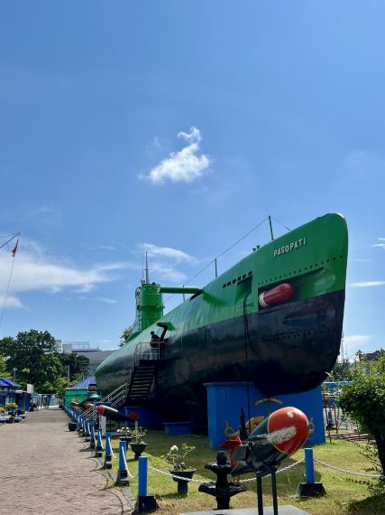 スラバヤの街中でソビエト製の潜水艦を発見！