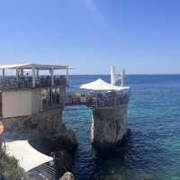 a very scenic restaurant by the ocean in Nice