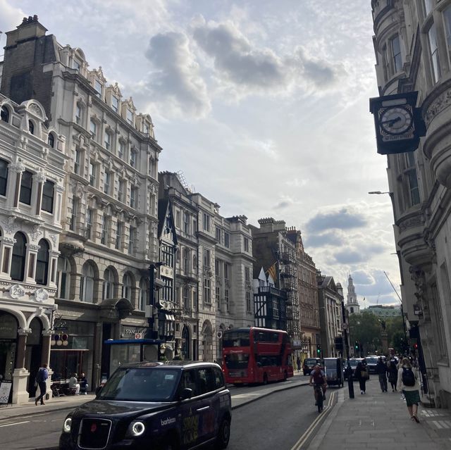 Walking from Bank Station to China Town
