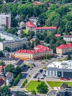 瓦爾米耶拉 (Valmiera) — 拉脫維亞小鎮，中世紀城堡與現代劇院在此交會，高亞河 (Gauja River) 靜靜流淌