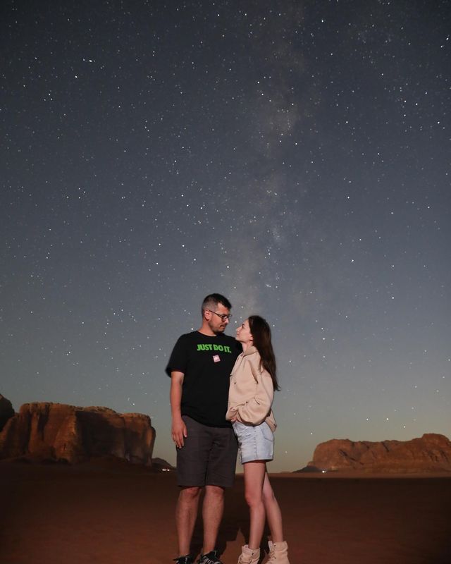 5 Years of Love Under the Glittering Night Sky: Celebrating Romance at Aicha Memories Luxury Camp in Wadi Rum, Jordan 🌟💑
