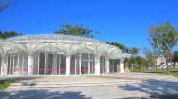 旗山湖公園位於閩侯縣高新區，緊鄰福建師大和福建理工大學，湖水與溪源江和輪船港河相通，813畝的公園綠化面積，主要觀賞景點有:清風坪、桃花渚、荔枝林、梅渚島、古韻流芳等等，遊客可以在此劃船、賞花、放風箏、看日落……，它在2018年開始開挖興建，是目前福州地區第一大的綠色生態景觀湖泊公園