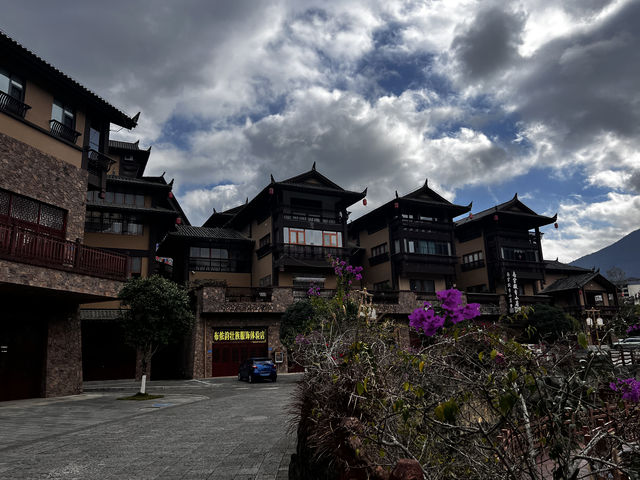滴水苗城位於雲南省屏邊苗族自治縣，牧羊河畔，景區依山而建，濱水而居，景色優美