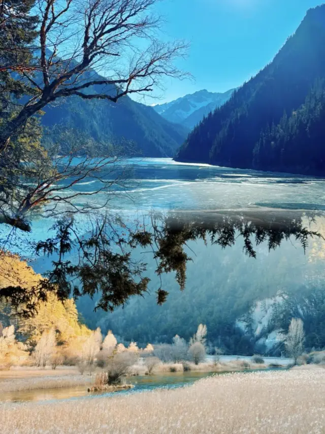 Jiuzhaigou//A fairyland on earth that is not in the world