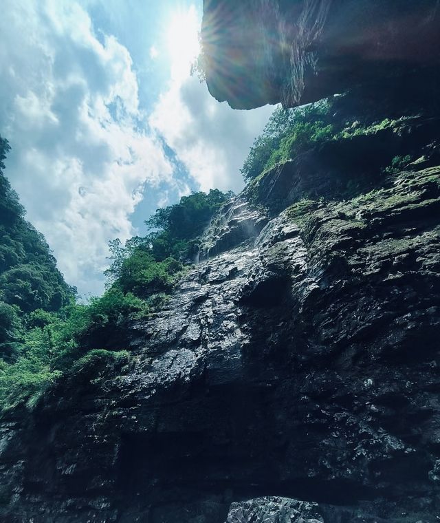 百崖大峡谷，位於廣西來賓市武宣縣東鄉鎮境內，距武宣縣城38公里，是廣西區級風景名勝區，有“廣西九寨溝”之稱