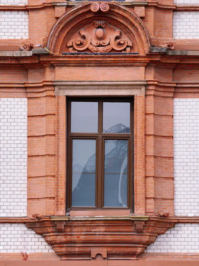 Old Buildings in Shanghai—Bay Windows of Old Houses (2)