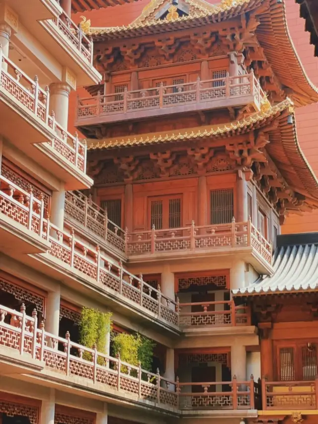 Explore the Jing'an Temple in Shanghai and release the stress within!