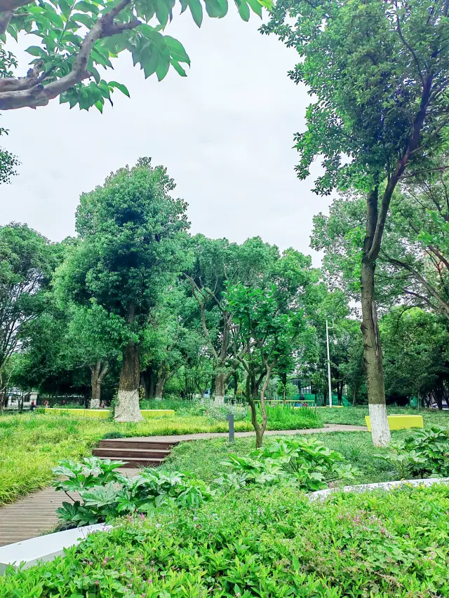 신창강변공원, 도시의 거실에서 앉을 수 있는 곳
