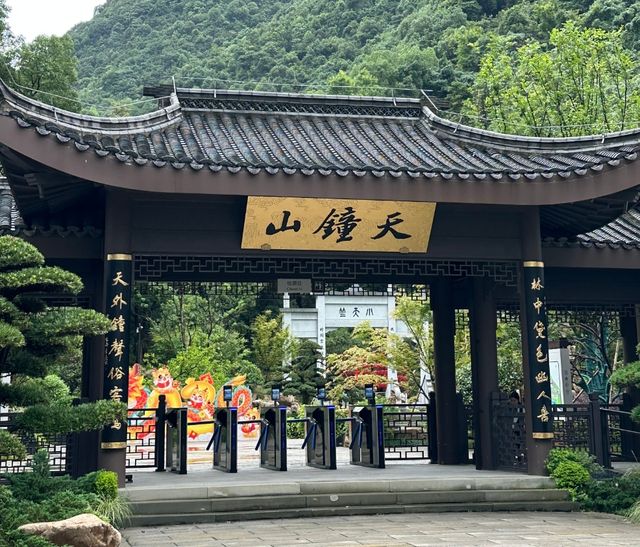 杭州郊區有個皇帝名山，已成暑假游頂流