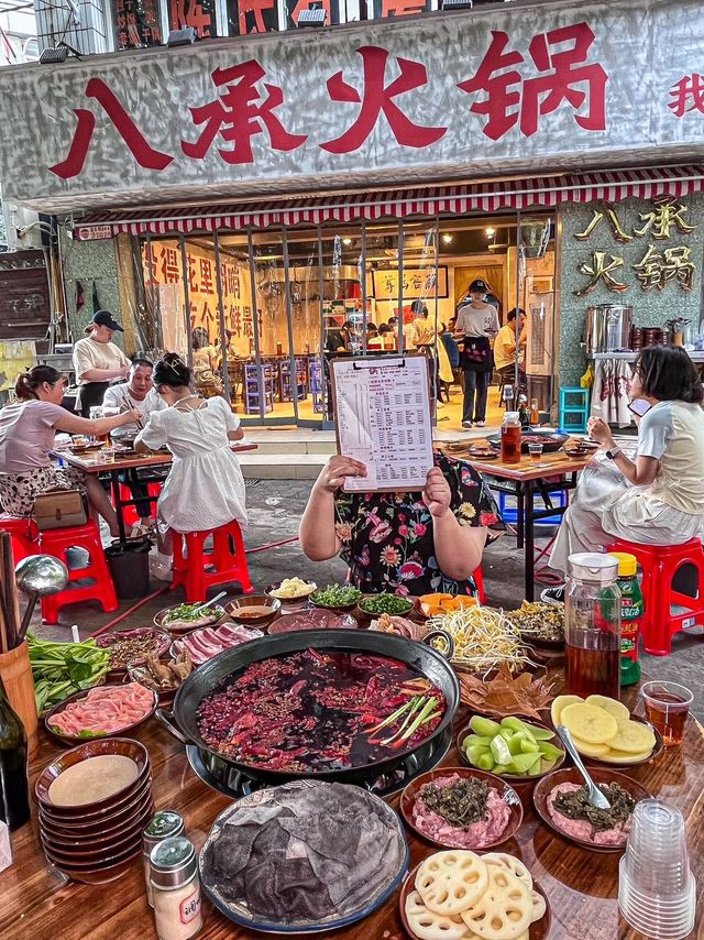 這家令人著迷的山城火鍋店，帶來無拘無束的放鬆感！