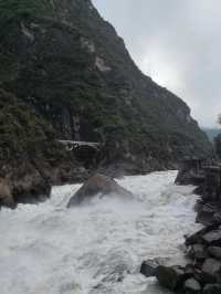 雲南香格里拉虎跳峽｜。
