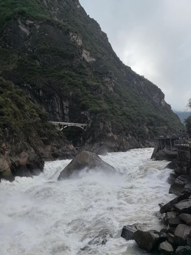 雲南香格里拉虎跳峽｜。