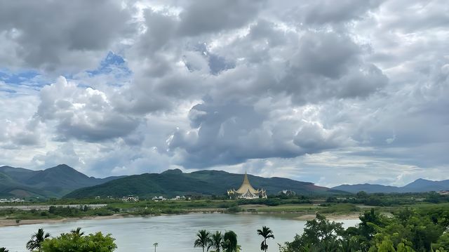 "新年去西雙版納傣族園，有哪些獨特的傣族風情可以感受？"