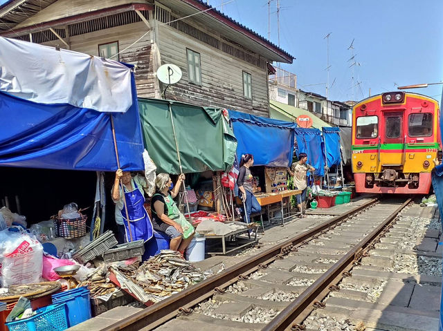 Damnoen Saduak Market – Where Canals, Trains & Chaos Collide! 🚣‍♂️🚂🍉  