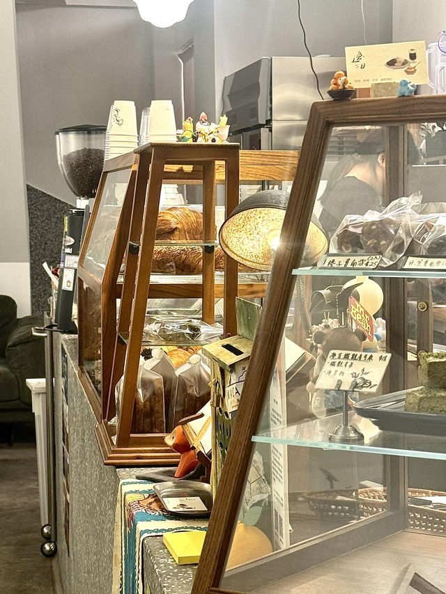 ✨澳門「逸日」渡船街店｜在白色鐵梯間遇見「日日是好日」的療癒時光☕️
