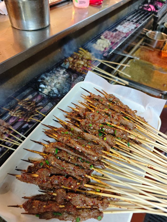 武漢！1蚊/串嘅炭烤鮮牛肉·平到難以置信
