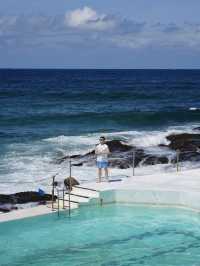 海浪在左邊、泳池在右邊、自由在眼前 
