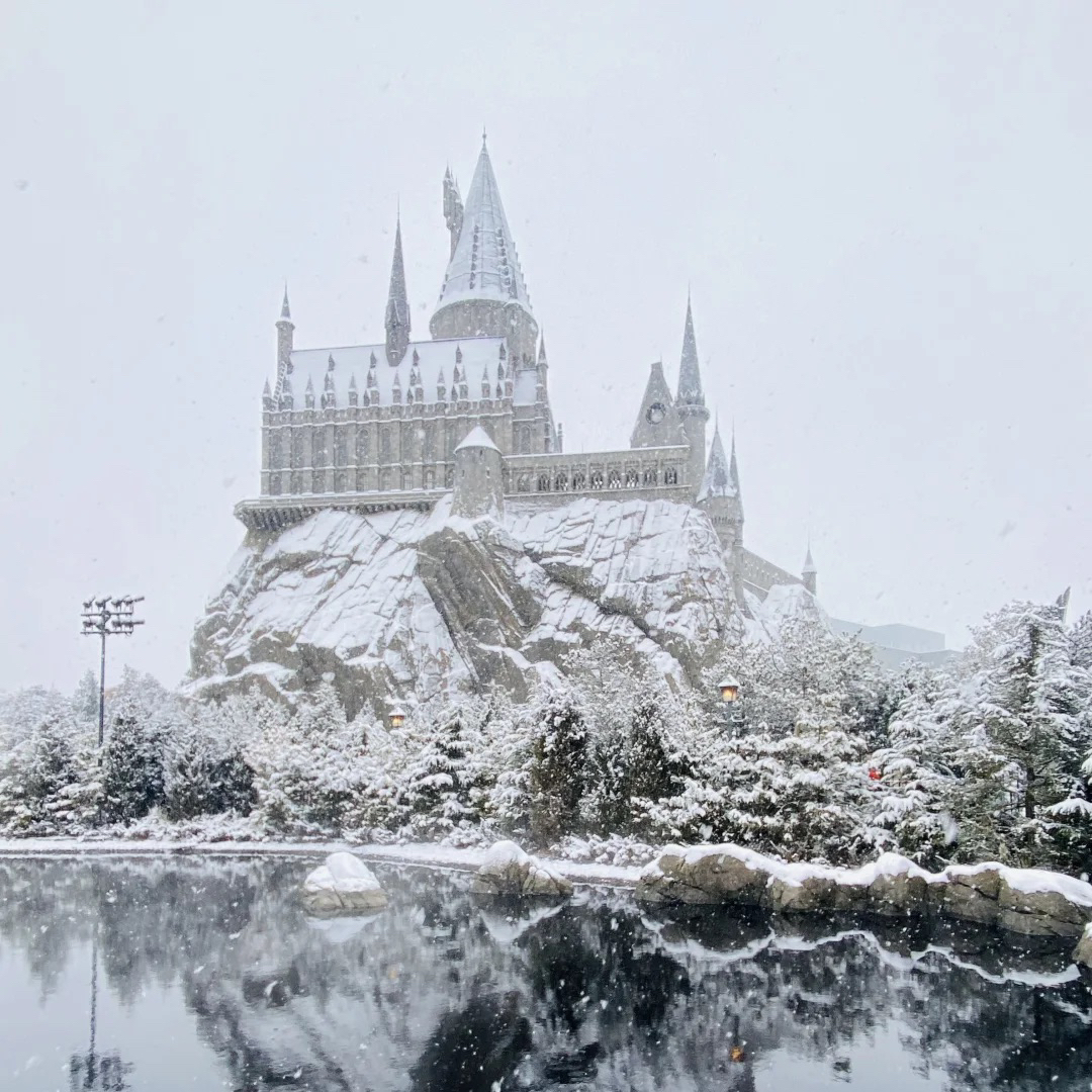 Universal Studios yang tertutup salju terlihat seperti adegan langsung dari film—sungguh mempesona! Terutama selama periode Double 11 (Hari Jomblo), ada diskon besar untuk tiket tahunan dan paket hotel, jadi jika Anda berencana untuk berkunjung, jangan lewatkan kesempatan ini.

🌟Atraksi yang Direkomendasikan
• Forbidden Journey (Zona Harry Potter): Langsung ke sana begitu dibuka! Rasakan sensasi terbang di atas sapu melalui langit.
• Source of Fire (Zona Transformers): Pengalaman balapan 4D dengan efek luar biasa; kursi barisan depan menawarkan pengalaman terbaik.
• Jurassic World (Zona Jurassic): Atraksi luar ruangan menjadi lebih ajaib setelah malam tiba ketika lampu dinyalakan.

💡Tips Penggunaan

1. Periksa pengumuman resmi untuk jam buka dan pantau waktu tunggu atraksi sebelumnya.
2. Setelah masuk, beli paspor cap di toko terdekat. Kumpulkan cap dari toko di setiap zona untuk mendapatkan suvenir.
3. Restoran Three Broomstick lebih sepi di malam hari dibandingkan saat makan siang.
4. Atraksi luar ruangan mungkin ditutup jika turun salju, tetapi pemandangan bersalju sangat indah!

🎁Rekomendasi Khusus
Acara salju terbatas musim dingin membuat zona Harry Potter menjadi sangat ajaib. Desa Hogsmeade yang tertutup salju, dinikmati dengan butterbeer hangat, menawarkan pengalaman yang tak terlupakan!

🧥 Pastikan untuk membawa pakaian hangat dan nikmati perjalanan musim dingin yang ajaib ini!