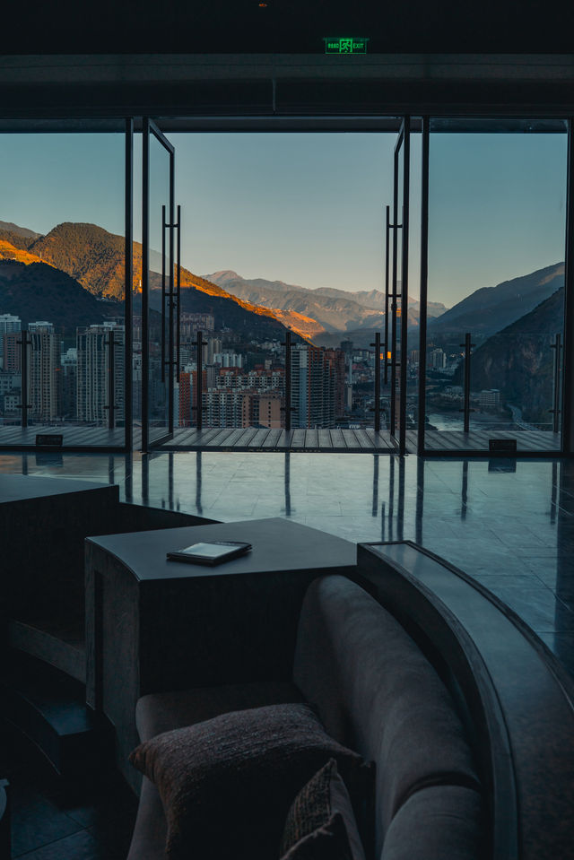 即將新開！推開窗就是高黎貢山！睡在怒江大峽谷懸崖上的酒店