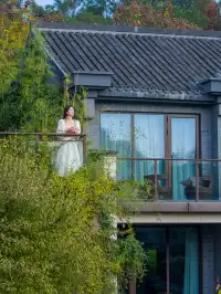 半島慢居｜湖景與微醺的愜意時光