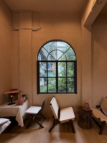 A Tuscan-style cafe in Hangzhou ☕🌿 It's as romantic as sitting