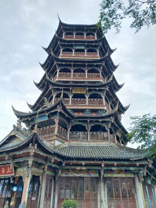 🏯 Found the best viewpoint in Dujiangyan! (Worth the climb! 🙌🎒)
Title:
Leg day was 100% worth it for this view! 🏯🎒 scenic_route
Content:
If you’re heading to Dujiangyan, don't just stay down by the water! 🌊 Look up at the mountain, find this massive tower, and start walking! 🧗♂️💥
This is Yulei Pavilion (玉垒阁), and the architecture up close is absolutely unreal! 🤩 Mandarins style! It feels like stepping straight into a historical movie set 🎬⛩️. The stone steps leading up to it are a bit of a workout 🥵, but once you reach the top, you get a breathtaking panoramic view of the entire ancient irrigation system and the city below! ⛰️🏙️
It was super cloudy when I went, which honestly made the whole mountain vibe feel even more mystical and ancient ☁️✨. Definitely don't skip this spot if you want the best photos of the trip! 📸🔥
💡 Quick Info for Your Trip:
📍 Spot: Yulei Pavilion (玉垒阁), Yulei Mountain Park, Dujiangyan, Sichuan 🇨🇳
🪜 Getting Up: You can hike up the stone steps through the park 🥾, or take the outdoor escalator if you want to save your knees! ⚡
✨ Vibe: Stunning traditional architecture, epic views, and way less crowded than the main river walkways below! 🤫🌿
#Dujiangyan #SichuanTravel #ChinaGems #HiddenViewctagnts #ExploreChina #AncientArchitecture #TravelVibes #Sichuan