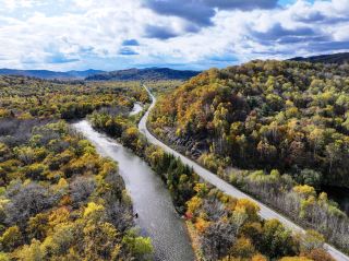 Explore the local farmers market! Pick up the car and head to the Lesser Khingan Mountains, accidentally stumbling upon the Wudai Highway, a little-known golden road.