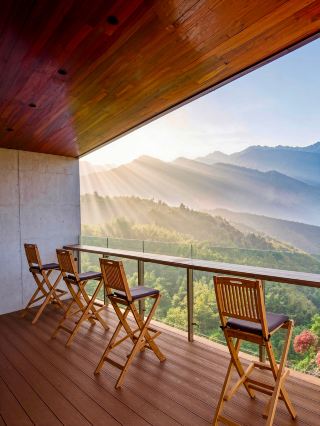 Hide away in a sea of bamboo and clouds! This new Chinese-style mountain retreat in Yuyao is breathtaking