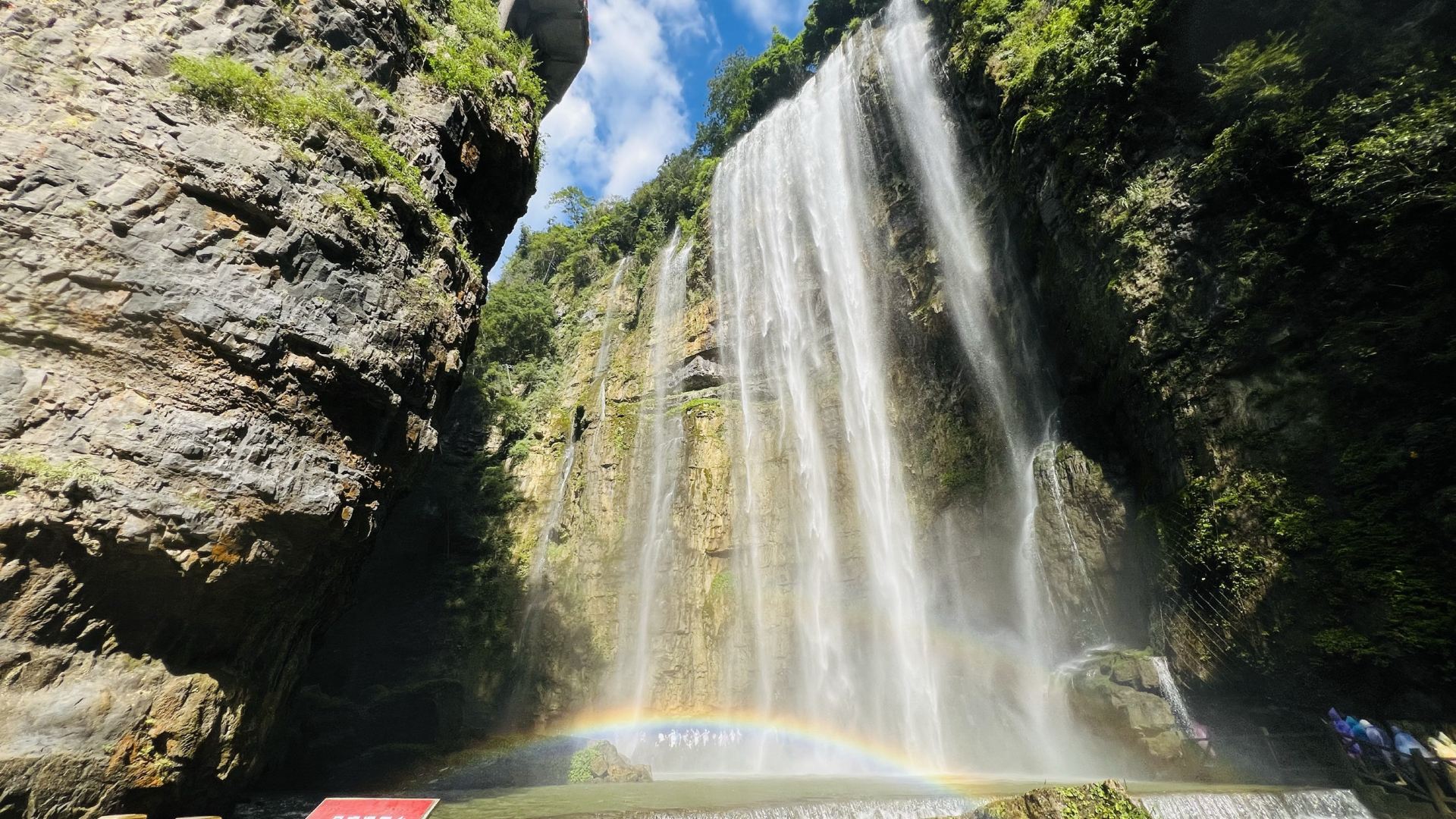 The Beautiful Three Gorges Waterfall In Yichang 🤍 
Majestic Place feels like Heaven . Best Option to make it feel like a memorable and Refreshing Trip to connect to Nature and Heal your soul 