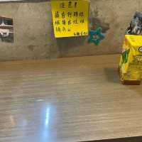 門外有美麗貓貓壁畫嘅小店餐廳🎆
