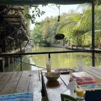 ก๋วยเตี๋ยวส้มตำ แปลกแต่อร่อย ในเรือนแพ ริมคลอง