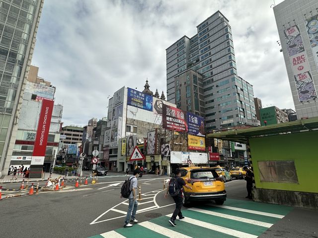 🚉 桃園火車站：城市交通樞紐，購物輕鬆方便！🛍️🌟