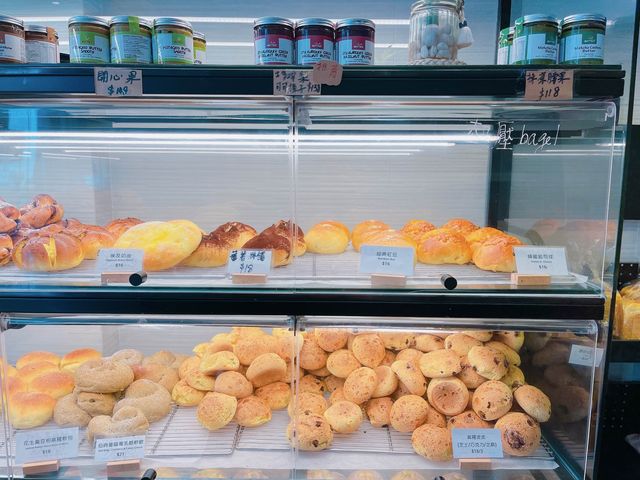 呢度每一款麵包同Bagel 都係自家烘焙，除左口感出色之外，佢地既Bagel 口味選擇又夠多，咸同甜都有供應，岩哂唔同既朋友仔～